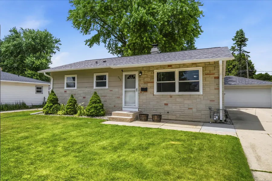 733 9th St, Grafton, WI 53024 - #2