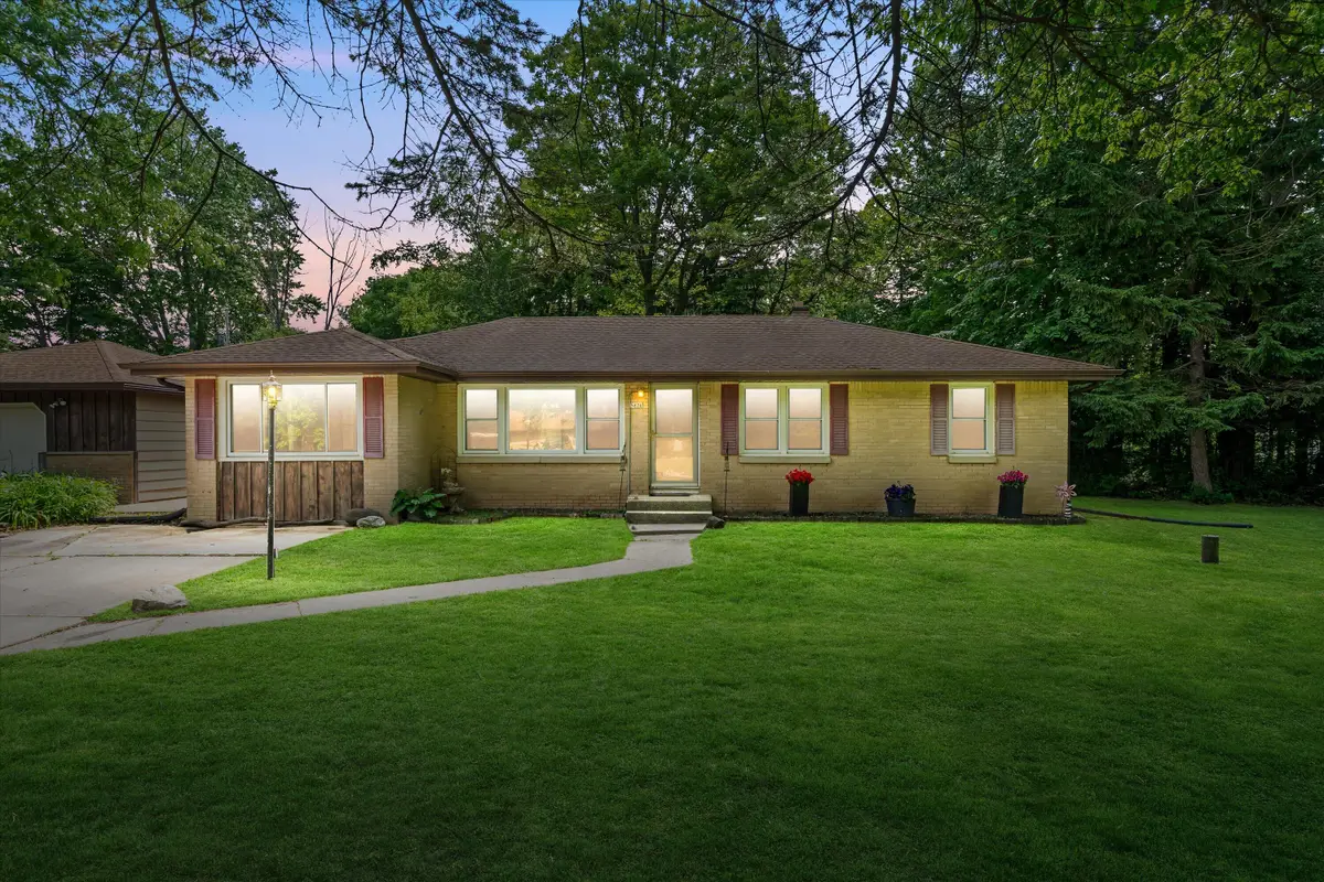 5870 S 41st St, Greenfield, WI 53221 - #1