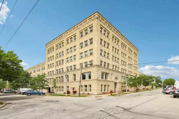 904 E Pearson St, Milwaukee, WI 53202