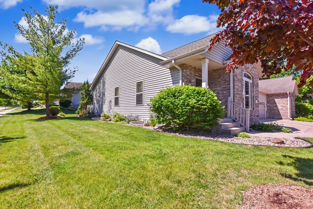 124 Meehan Cir, West Bend, WI 53095 - #1