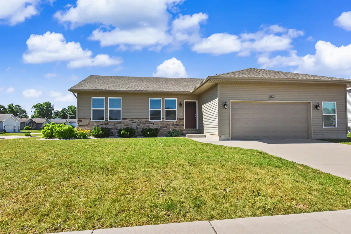 2901 Guinness Dr, Janesville, WI 53546 - #1