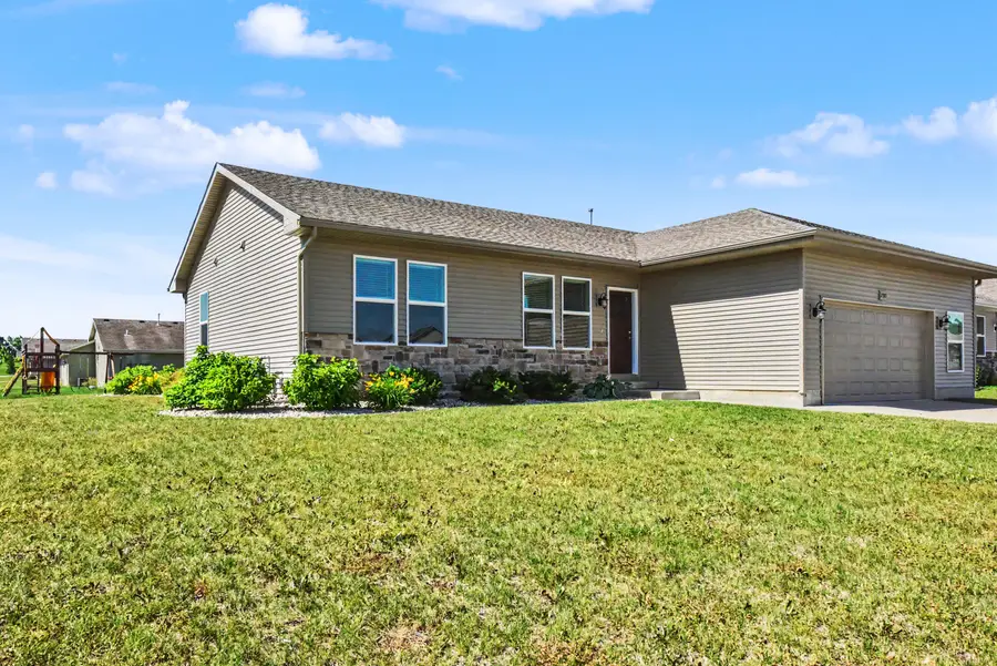 2901 Guinness Dr, Janesville, WI 53546 - #2