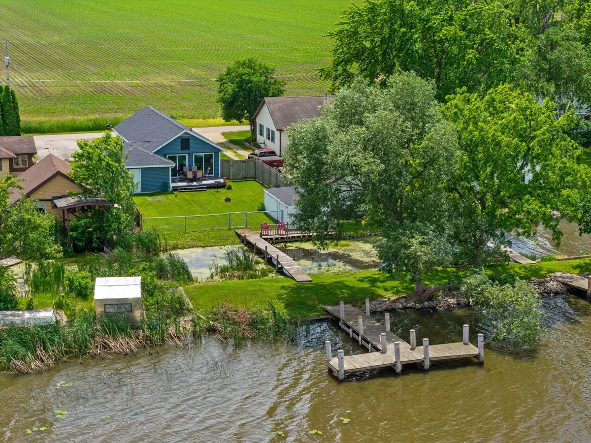 5660 W Reighmoor Rd, Omro, WI 54963 - #1