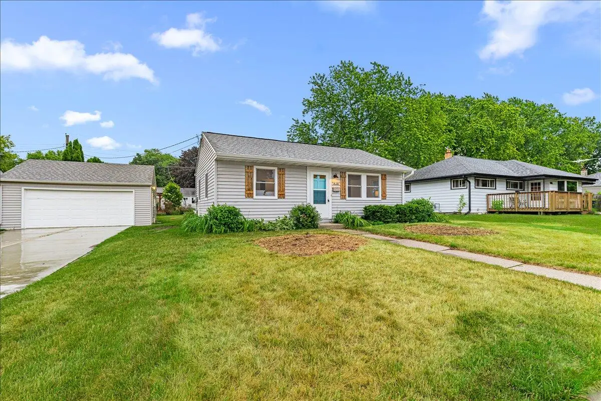 625 Pleasant Dr, West Bend, WI 53095 - #1