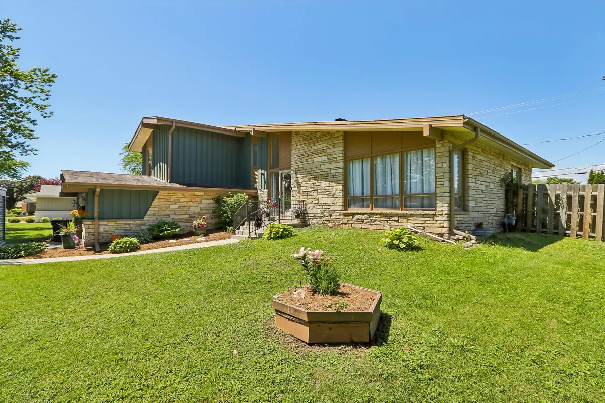 8755 N Pelham Pkwy, Bayside, WI 53217 - #1