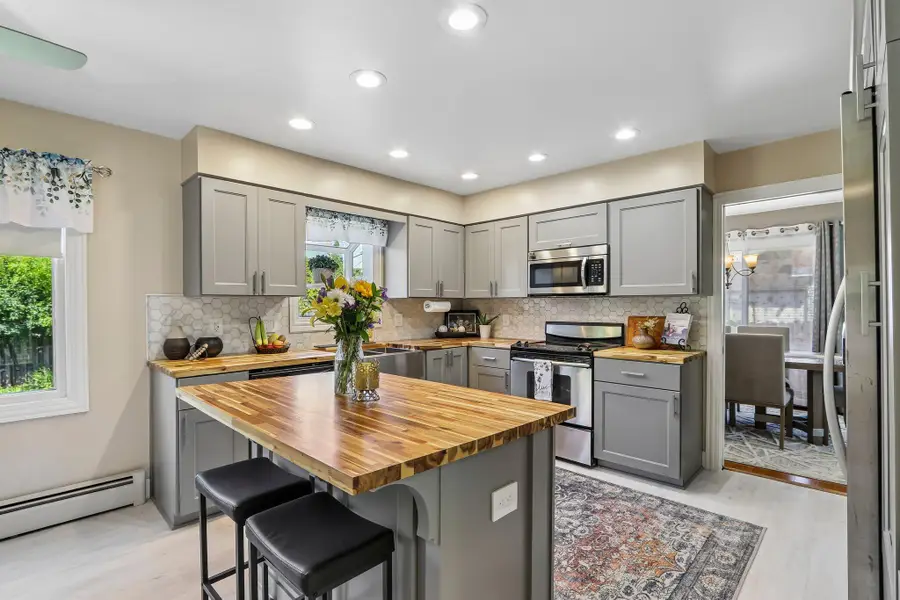 8755 N Pelham Pkwy, Bayside, WI 53217 - #3