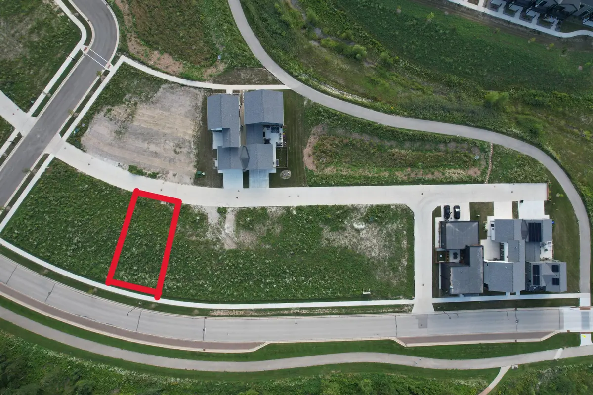 9407 S Lake Vista Pkwy, Oak Creek, WI 53154 - #1