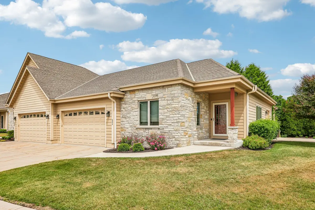 534 Garden Prairie Dr, Waukesha, WI 53186 - #1