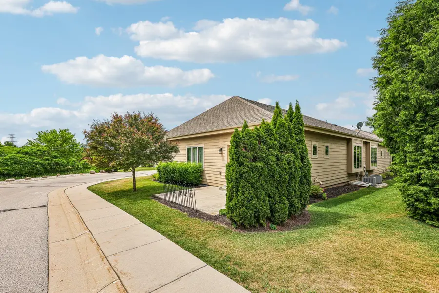 534 Garden Prairie Dr, Waukesha, WI 53186 - #2