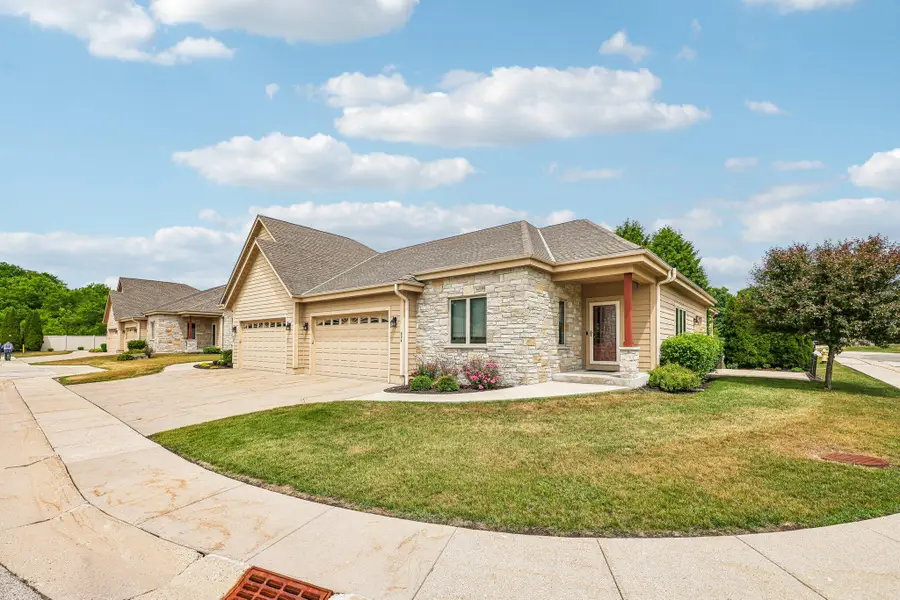 534 Garden Prairie Dr, Waukesha, WI 53186 - #3