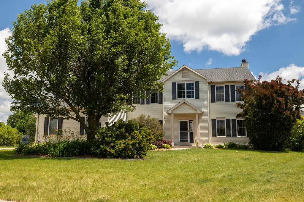 934 Cascade Cir, Hartford, WI 53027 - #1