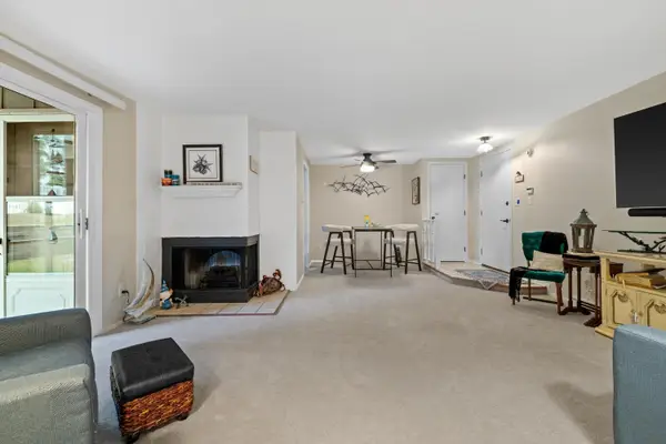 950 Woodridge Ct, Lake Geneva, WI 53147