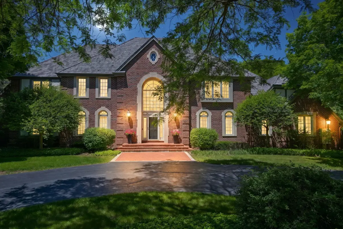 2146 W Columbia Dr, Mequon, WI 53092 - #1