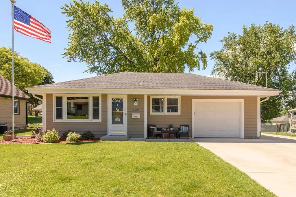 1109 Lawndale Ave, Waukesha, WI 53188 - #1