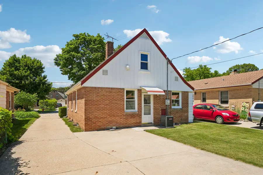 5740 N Dexter Ave, Glendale, WI 53209 - #3