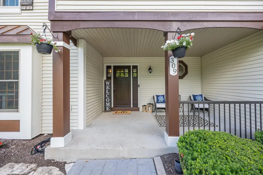 309 Woodlands Ct, Hartland, WI 53029 - #2