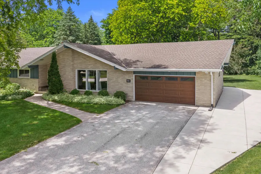 6269 Parkview Rd, Greendale, WI 53129 - #3
