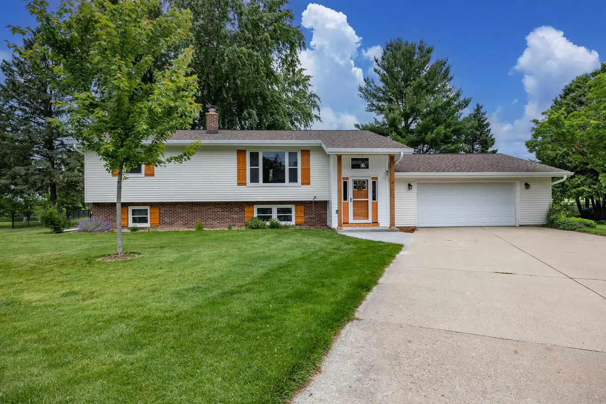 918 Sunset Ln, Horicon, WI 53032 - #1