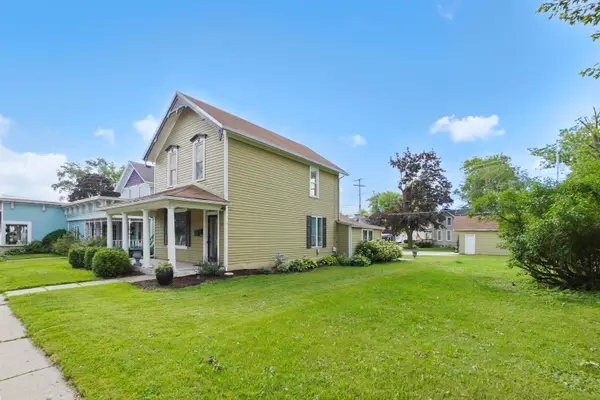 338 Oakton Ave, Pewaukee, WI 53072