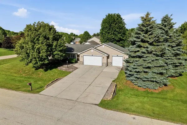 4702 Hunters Glen Dr, Sheboygan, WI 53083