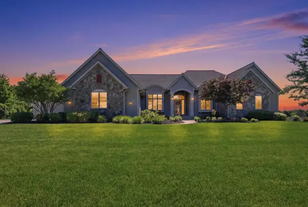 7306 S Stone Hedge Dr, Franklin, WI 53132