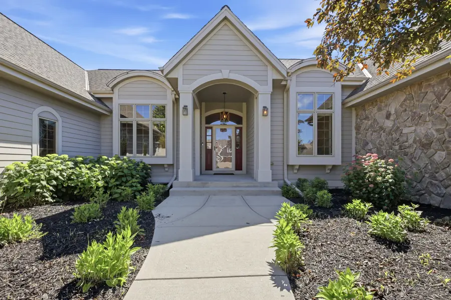 7306 S Stone Hedge Dr, Franklin, WI 53132 - #2