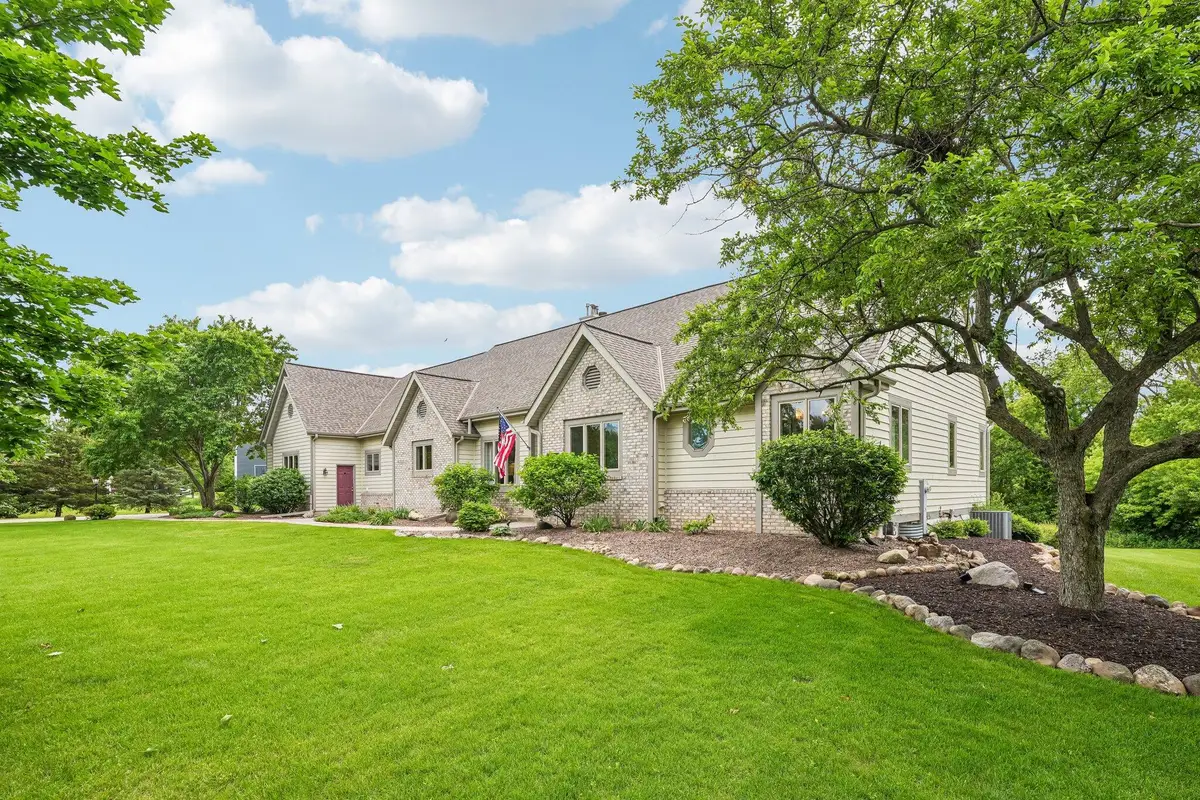 240 Crystal Dr, Hartland, WI 53029 - #1