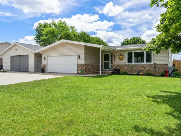 203 Oakwood Dr, Francis Creek, WI 54220