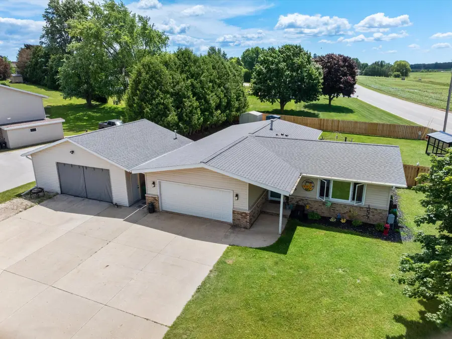 203 Oakwood Dr, Francis Creek, WI 54220 - #2