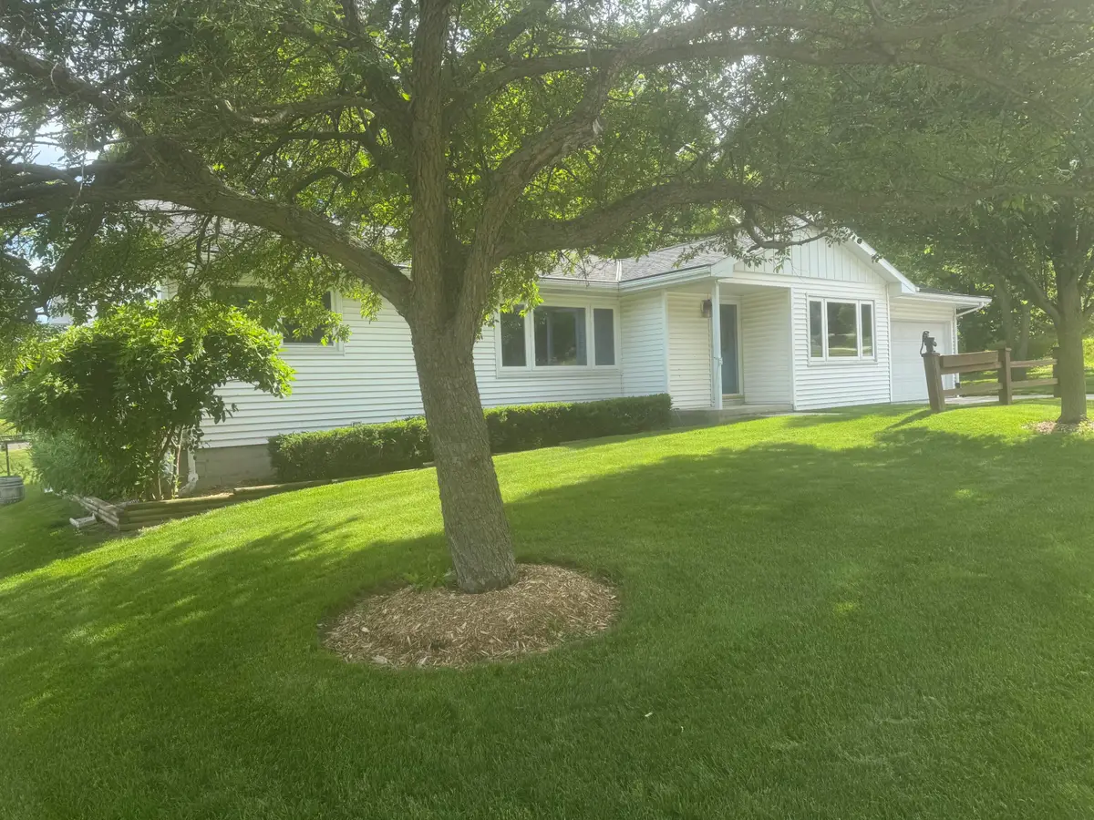 629 Summit St, Plymouth, WI 53073 - #1
