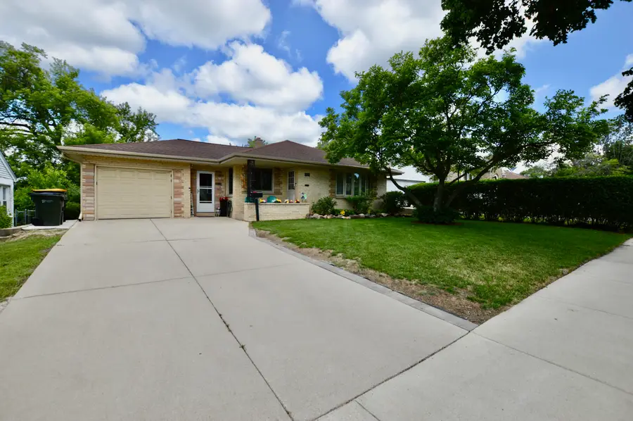 4159 N 92nd St, Wauwatosa, WI 53222 - #2