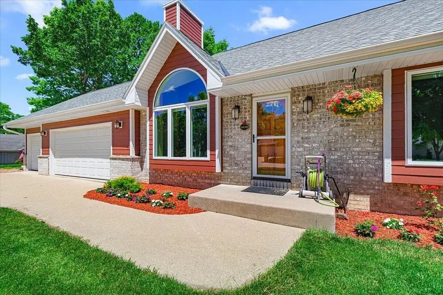 8370 W Hillsdale Dr, Franklin, WI 53132 - #2