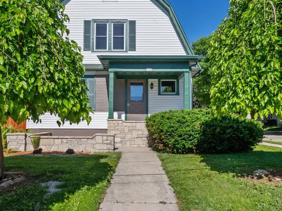 1128 N 11th St, Manitowoc, WI 54220 - #2