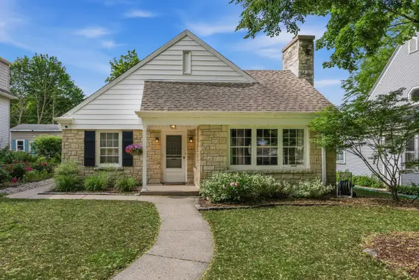 215 W Saveland Ave, Milwaukee, WI 53207