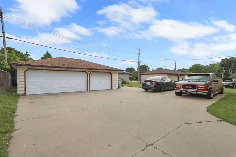 6823 W Wedgewood Dr, Milwaukee, WI 53220 - #3