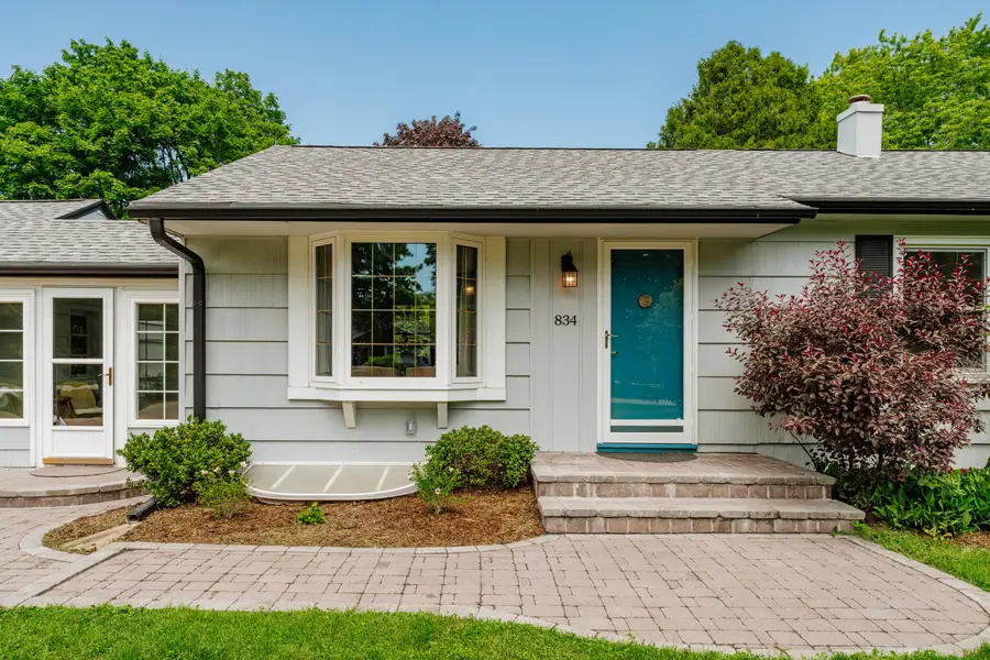 834 E Glencoe Pl, Bayside, WI 53217 - #2