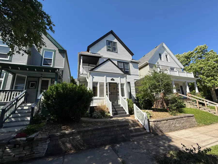 1537 E Irving Pl, Milwaukee, WI 53202 - #2