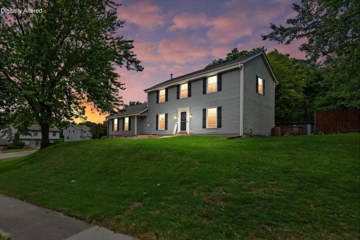 1028 S Imperial Dr, Hartland, WI 53029 - #1