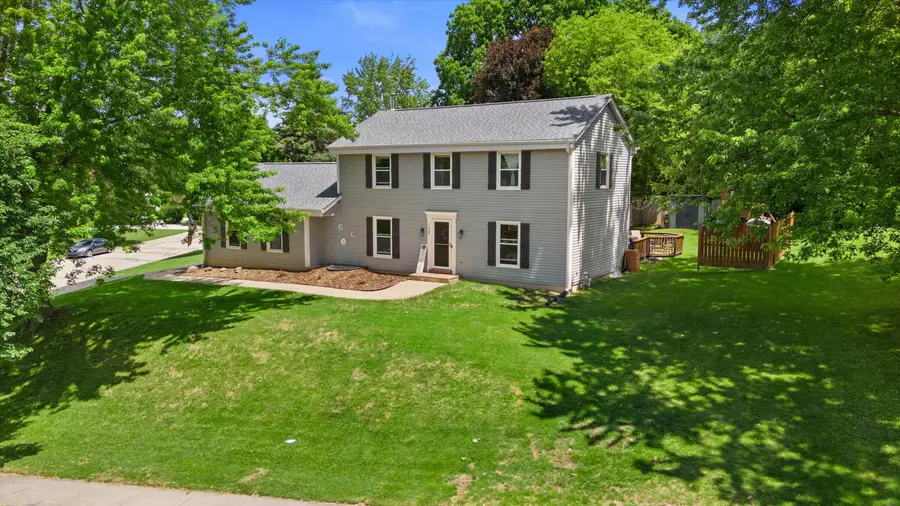 1028 S Imperial Dr, Hartland, WI 53029 - #2