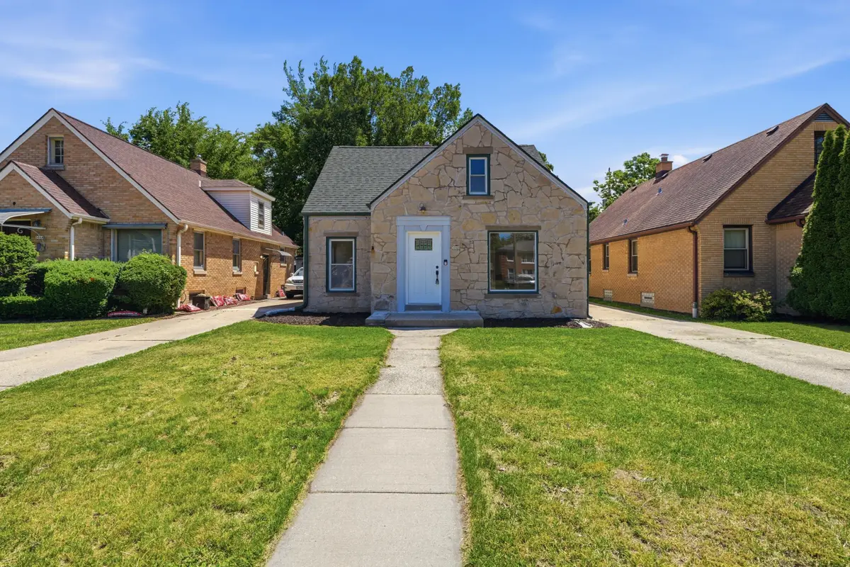 3040 N 76 St, Milwaukee, WI 53210 - #1