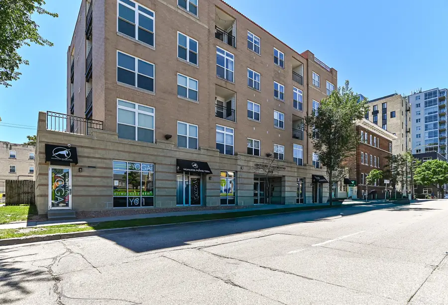 1920 N Farwell Ave, Milwaukee, WI 53202 - #2