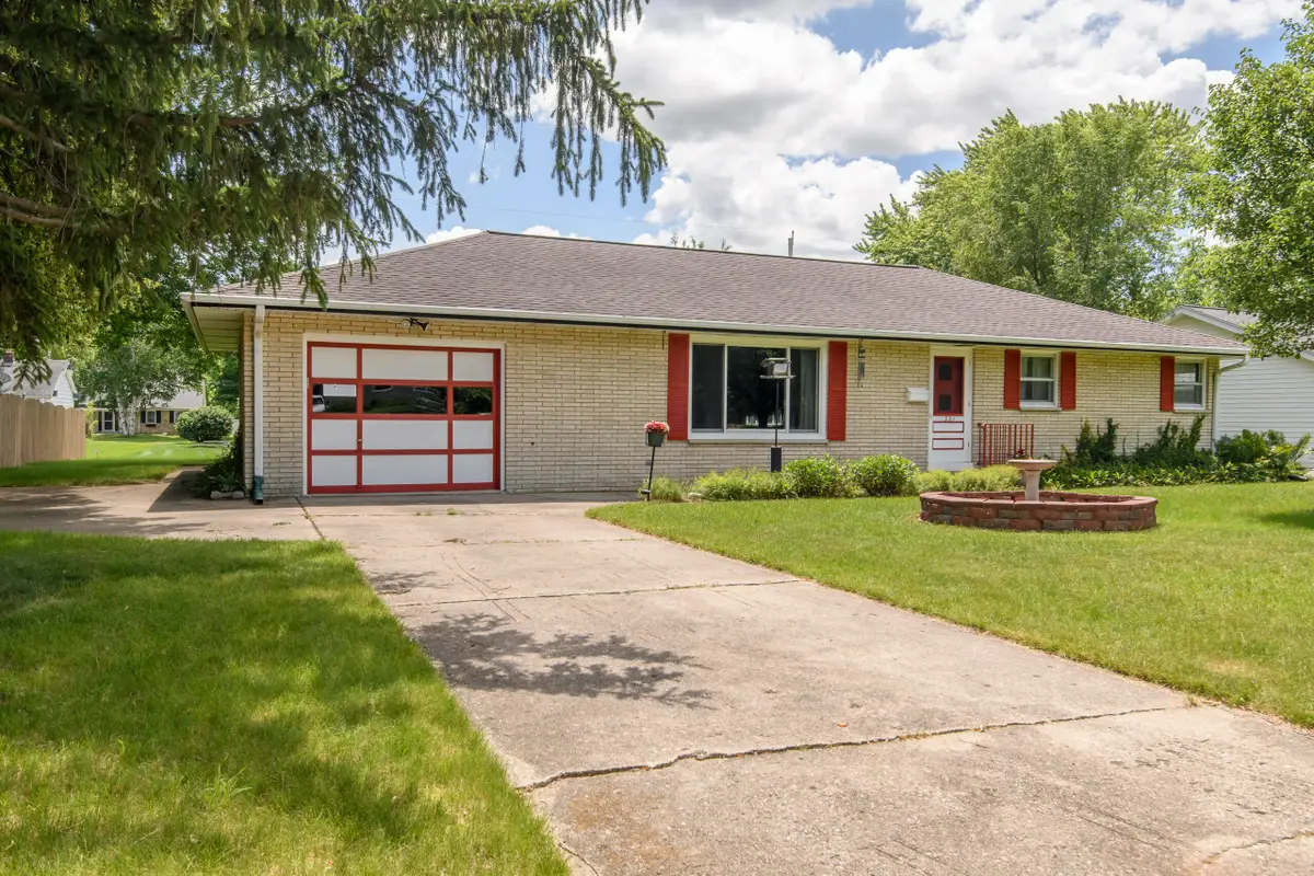 321 Macarthur Dr, Mukwonago, WI 53149 - #1