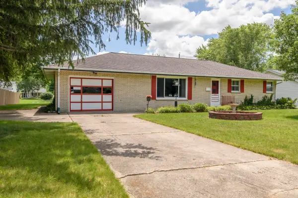 321 Macarthur Dr, Mukwonago, WI 53149
