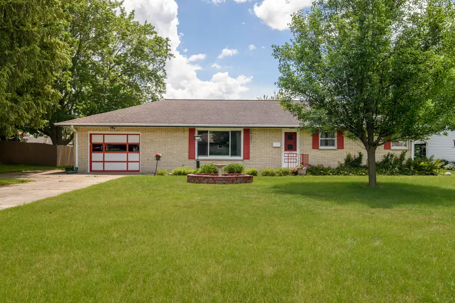321 Macarthur Dr, Mukwonago, WI 53149 - #2
