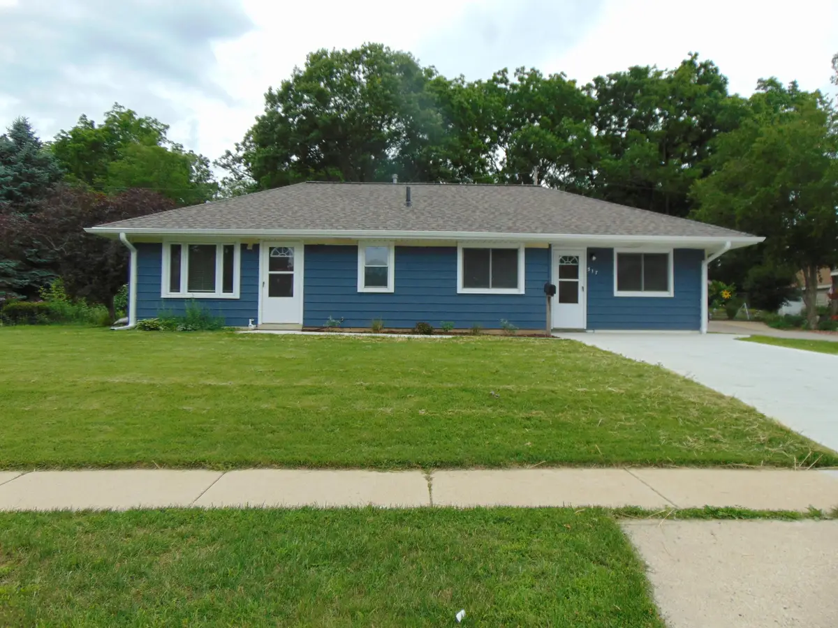 517 Maple St, Mukwonago, WI 53149 - #1