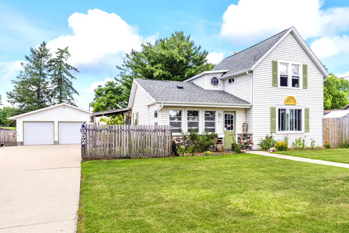 552 Milford St, Watertown, WI 53094 - #1