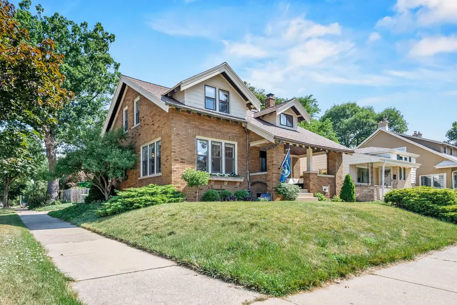 4834 W Wisconsin Ave, Milwaukee, WI 53208 - #3