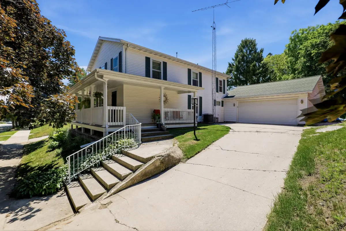 516 N 5th St, Manitowoc, WI 54220 - #1