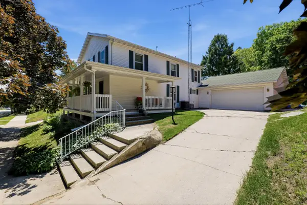 516 N 5th St, Manitowoc, WI 54220