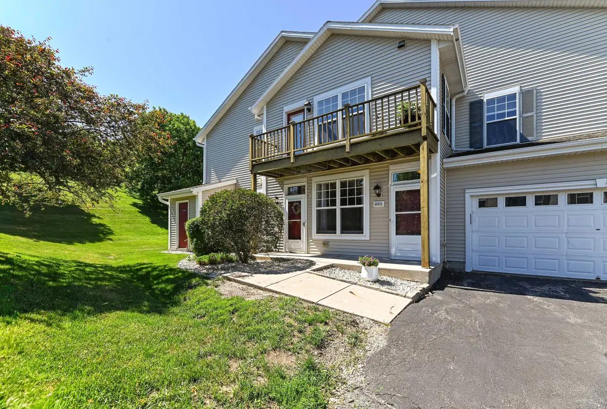 1202 Woodbury Cmn, Waukesha, WI 53189 - #1